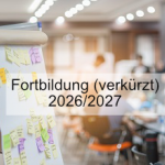 Im Vordergrund: eine Fipchart mit Klebezetteln. Im Hintergrund (unscharf) Menschen sitzen auf Stühlen zusammen. 