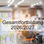 Im Vordergrund: eine Fipchart mit Klebezetteln. Im Hintergrund (unscharf) Menschen sitzen auf Stühlen zusammen. 