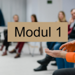 Seminarszene verschwommen. Menschen sitzen auf Stühlen.