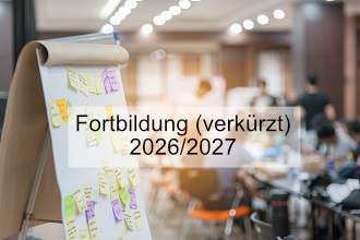 Im Vordergrund: eine Fipchart mit Klebezetteln. Im Hintergrund (unscharf) Menschen sitzen auf Stühlen zusammen. 