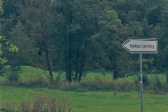 Grüne Landschaft mit Wegweiser Seehaus Leonberg